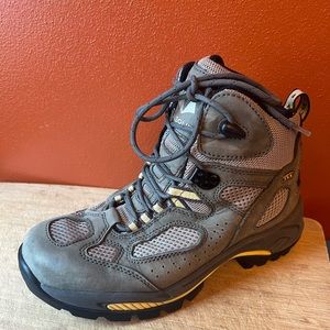 Vasque Breeze Gortex hiking boot.  Womens.  Size 8.5 wide